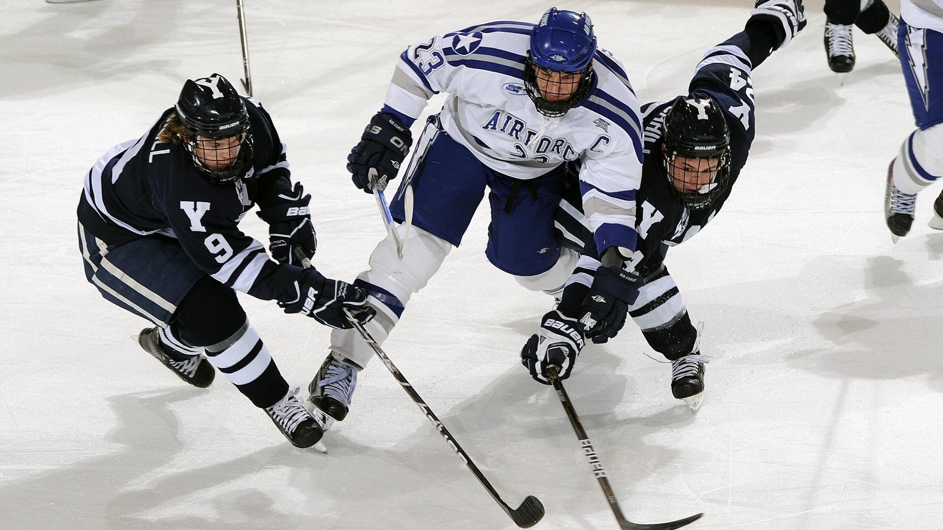 倒三角结构压制对手中场组织，足球倒三角战术